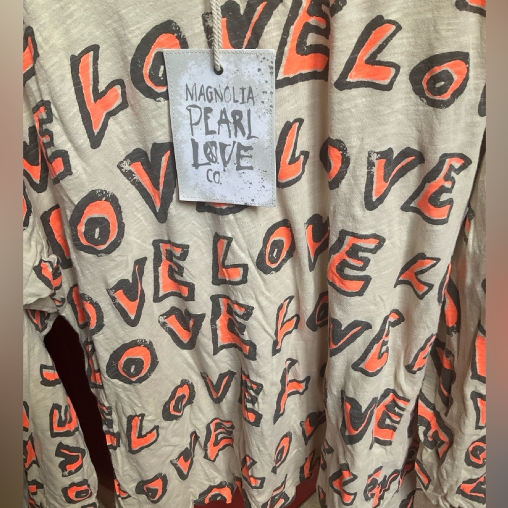 Magnolia Pearl. NWT. ❤️❤️ Cream Long Sleeve Tee with Coral & Black LOVE Print. - Picture 5 of 10